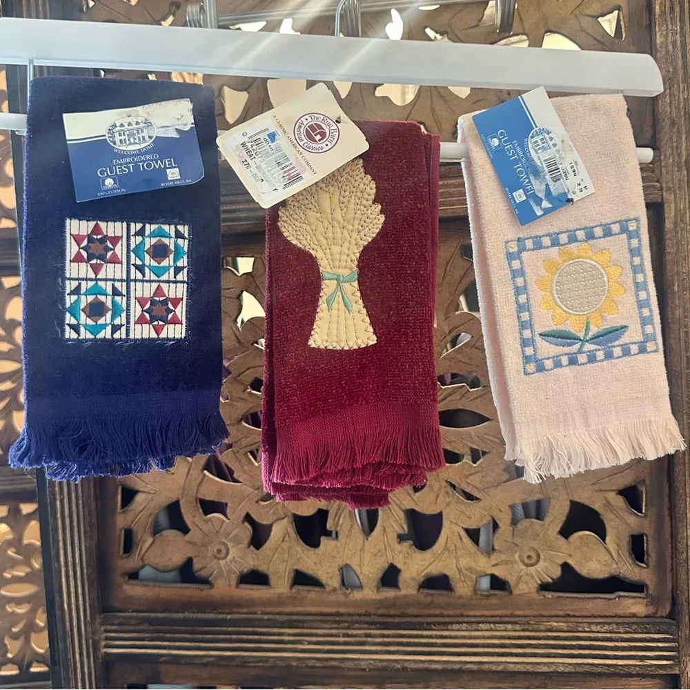 Vintage Set of 3 Bathroom / Kitchen Embroidered Fingertip Hand Guest Towels.